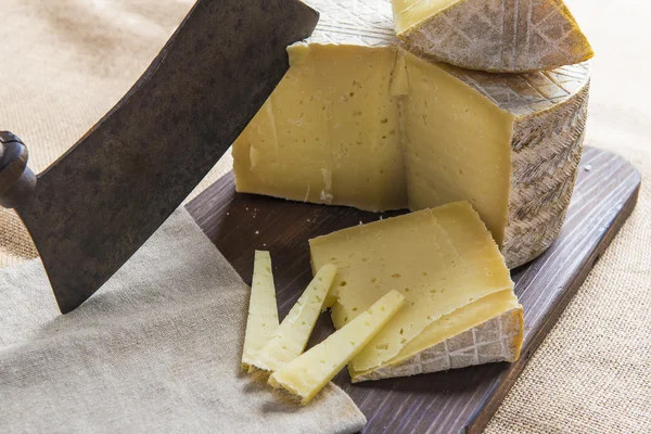 Χειροποίητα πρόβιο τυρί για την κοπή του σκάφους — Φωτογραφία Αρχείου