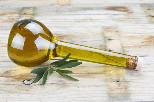 Premium olivolja i en lyxig flaska — Stockfoto