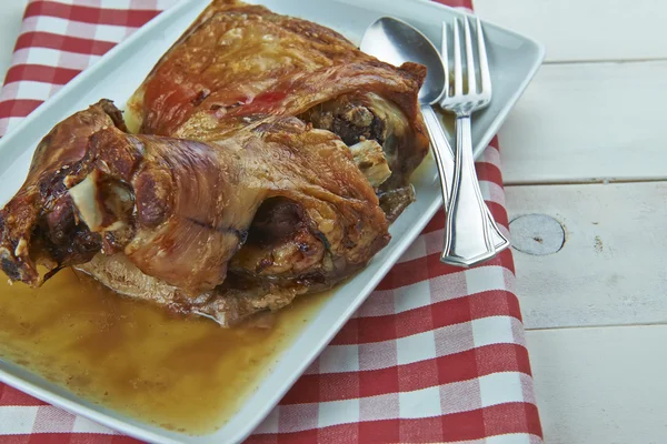 Lammkeule mit Knoblauch und Rosmarin — Stockfoto