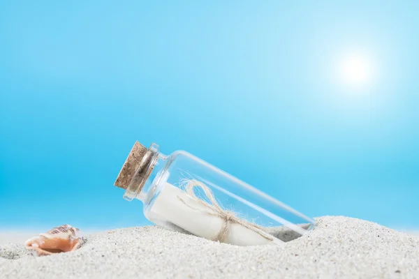 Boodschap in een fles op het zand van th beach — Stockfoto