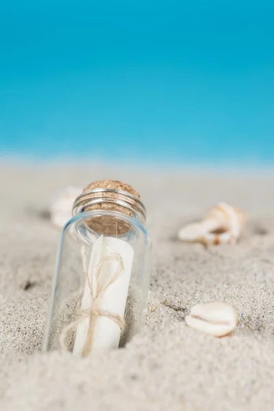 Μήνυμα σε ένα μπουκάλι στην άμμο της παραλίας της ου — Φωτογραφία Αρχείου