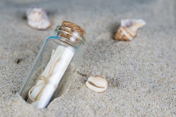 Vzkaz v láhvi v písku pláže th — Stock fotografie