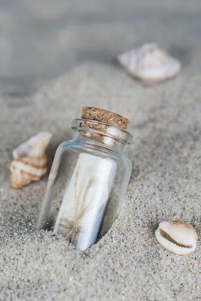 Messaggio in bottiglia sulla sabbia della spiaggia — Foto Stock
