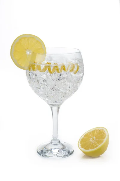 Classic gin and tonic with a lemon twist — Stock Photo, Image