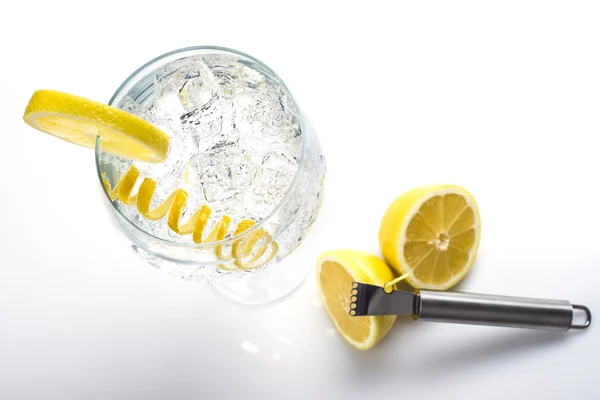 Classic gin and tonic with a lemon twist — Stock Photo, Image