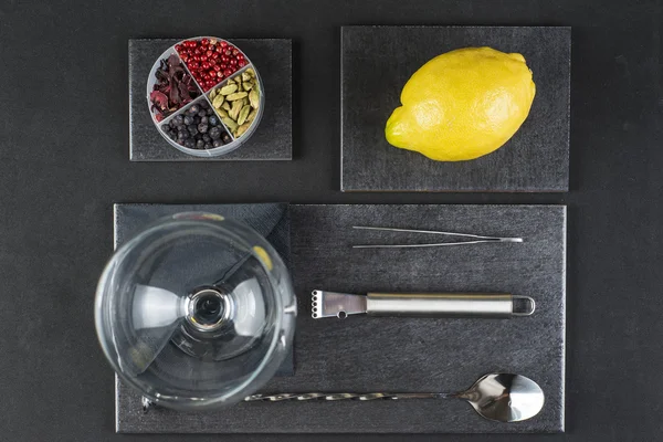 Utensils and ingredients to prepare a gin tonic