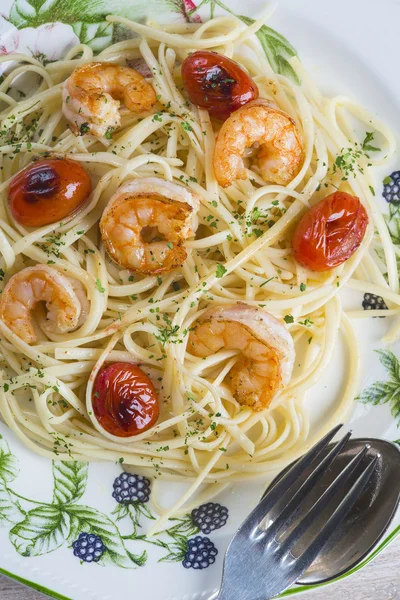 Espaguetis con gambas y tomates de uva —  Fotos de Stock