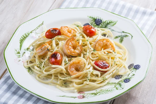 Spaghetti mit Garnelen und Traubentomaten — Stockfoto