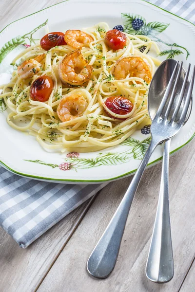 Spagetti katkarapujen ja rypäleen tomaattien kanssa — kuvapankkivalokuva
