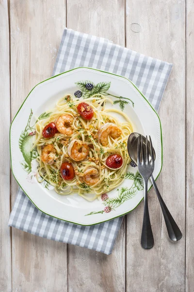 Espaguetis con gambas y tomates de uva —  Fotos de Stock