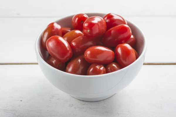 Schüssel mit Trauben-Tomaten — Stockfoto