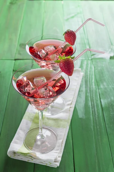 Červené martini koktejl s jahodou — Stock fotografie