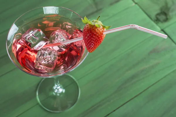 Červené martini koktejl s jahodou — Stock fotografie