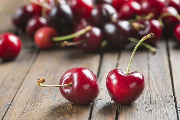 Cerezas frescas sobre la mesa — Foto de Stock