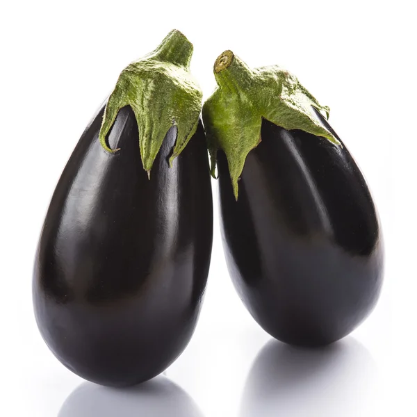 Aubergines geïsoleerd op een witte achtergrond — Stockfoto