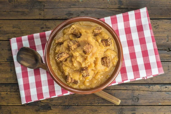 Pommes de terre espagnoles à double purée ou cannelées — Photo