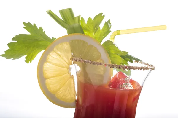 Bloody mary cocktail geïsoleerd op een witte achtergrond — Stockfoto