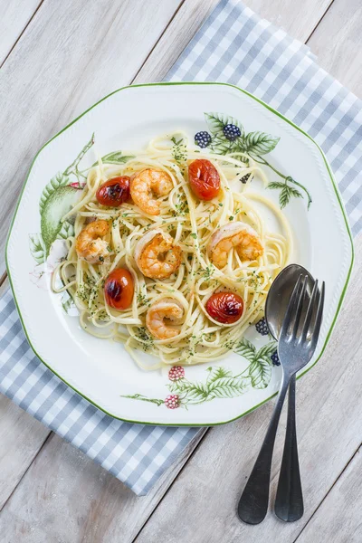 Spagetti fűrészes garnélarák és szőlő paradicsom — Stock Fotó