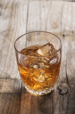 içki ile kristal berraklığında lüks cam