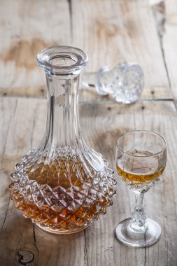 kristal berraklığında lüks cam şişe içki ile