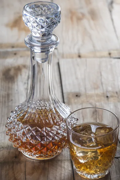 Kristalheldere luxe glazen fles met drank — Stockfoto