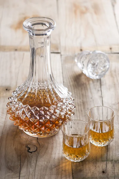 Bouteille en verre de luxe cristalline avec liqueur — Photo