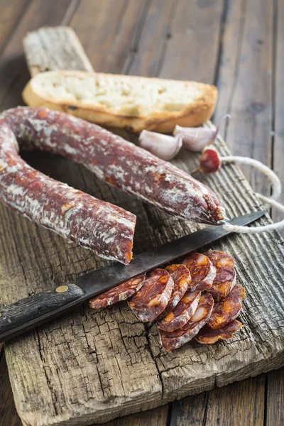 Salchicha de chorizo española en la tabla de cortar — Foto de Stock