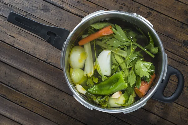 Saucepan dengan sayuran untuk memasak sup — Stok Foto