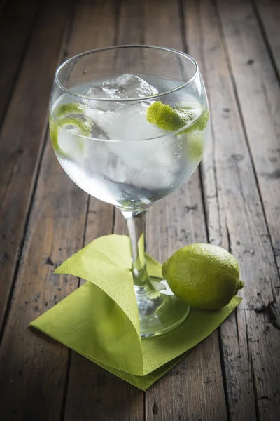 Gin and tonic garnished with lime — Stock Photo, Image