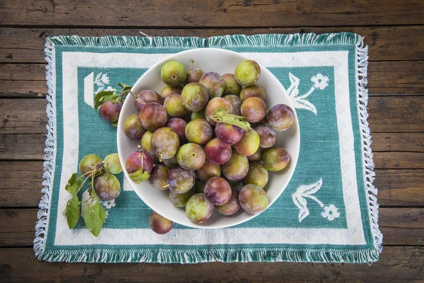 Fruit bowl with greengage plums — Stock Photo, Image