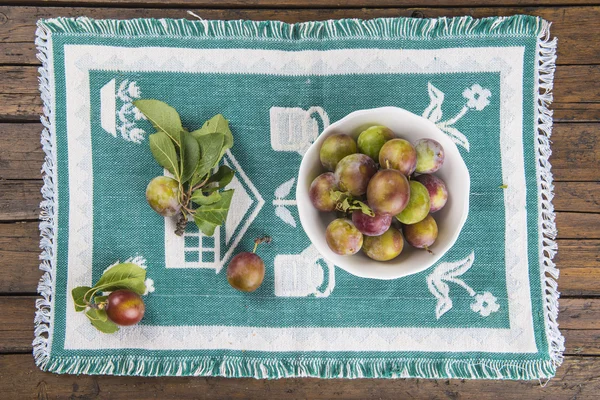 Fruit bowl with greengage plums — Stock Photo, Image