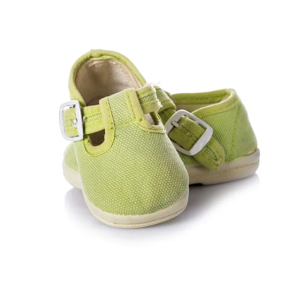 Groene sneakers schoenen voor kids geïsoleerd op witte achtergrond — Stockfoto