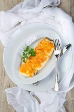 Taze kabak, dolgun bir et sosuyla doldurulmuş, peynirle kaplanmış ve mükemmel pişirilmiş.