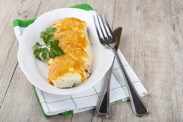 Färsk Zucchini Fylld Med Rejäl Köttsås Och Toppad Med Ost — Stockfoto