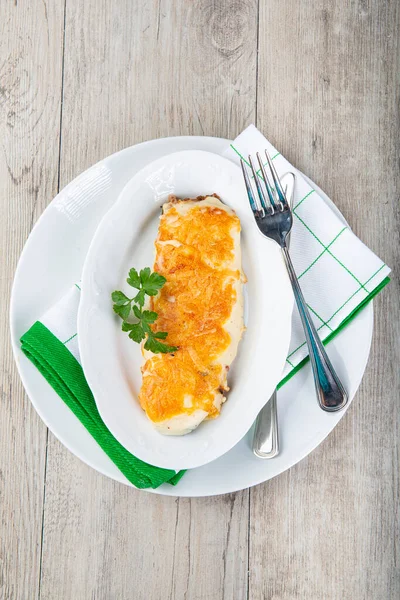 Świeża Cukinia Nadziewana Obfitym Sosem Mięsnym Zwieńczona Serem Pieczona Perfekcji — Zdjęcie stockowe