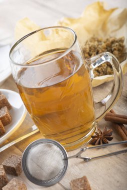 Sıcak papatya çayı, yabani çiçeklerden yapılır.