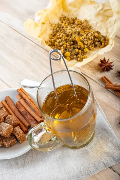 Caldo Camomilla Fatto Fiori Selvatici Con Infusore Palla Maglia — Foto Stock