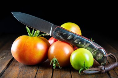 Mutfaktaki ahşap masada taze domatesler.