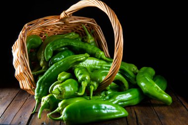 Tahta bir masada yeşil biberler