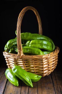 Tahta bir masada yeşil biberler