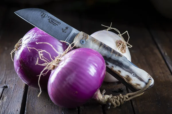 Фіолетова Цибуля Цибуля Дерев Яному Столі Кухні — стокове фото