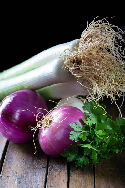 Purple Onions Leeks Wooden Table Kitchen — Stock Photo, Image