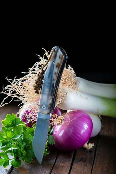 Bawang Merah Ungu Dan Daun Bawang Atas Meja Kayu Dapur — Stok Foto