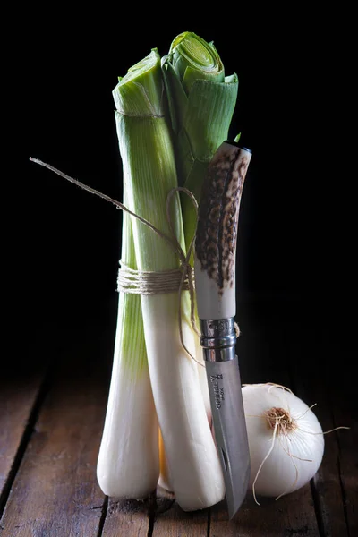 Purple Onions Leeks Wooden Table Kitchen — Stock Photo, Image