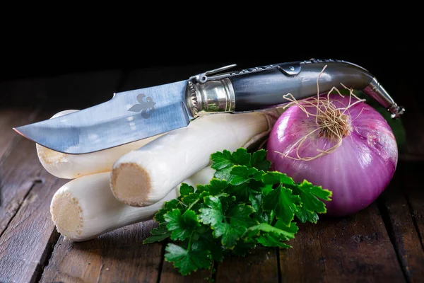 Purple Onions Leeks Wooden Table Kitchen — Stock Photo, Image