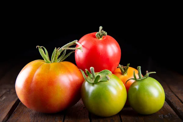 Frische Tomaten Auf Einem Holztisch Der Küche — Stockfoto