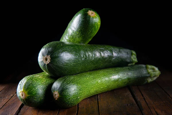 Frische Zucchini Auf Einem Holztisch Der Küche — Stockfoto