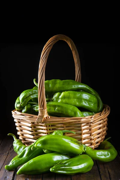 Tahta bir masada yeşil biberler