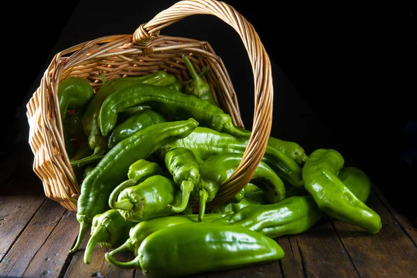 Tahta bir masada yeşil biberler