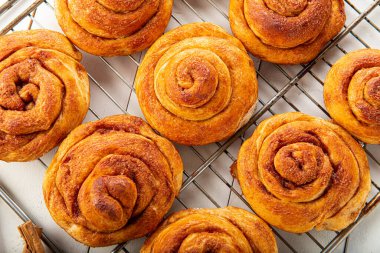 Mutfak masasında ev yapımı tarçınlı rulo.